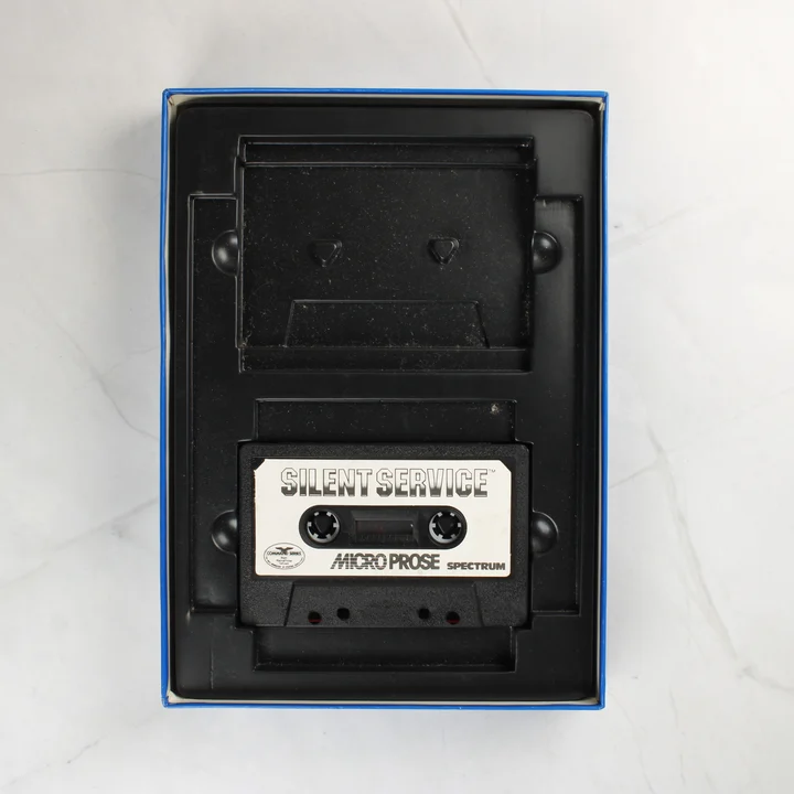 A Silent Service játék kazettája a belső műanyag tartóban