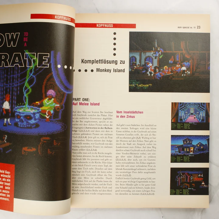Nyitott magazinoldal a Monkey Island videójáték leírásával és színes képernyőképekkel