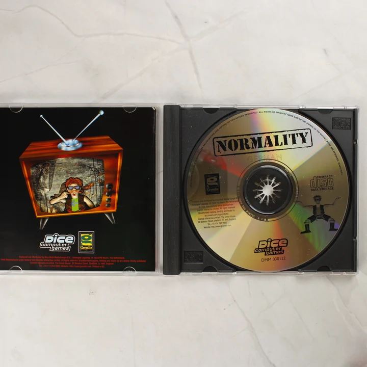 A Normality játék CD-ROM lemeze és a műanyag CD-tok nyitott állapotban