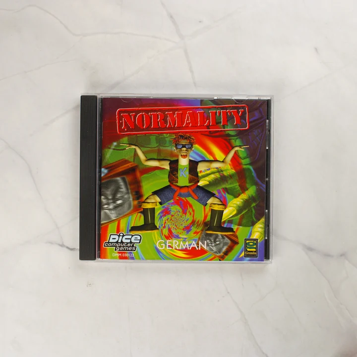 A Normality videójáték normál CD-tokja csukott állapotban