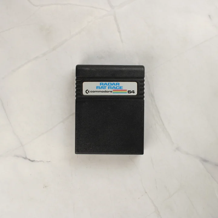 Radar Rat Race Commodore 64 cartridge front nézet Fekete műanyag Commodore 64 Radar Rat Race cartridge elölnézetből