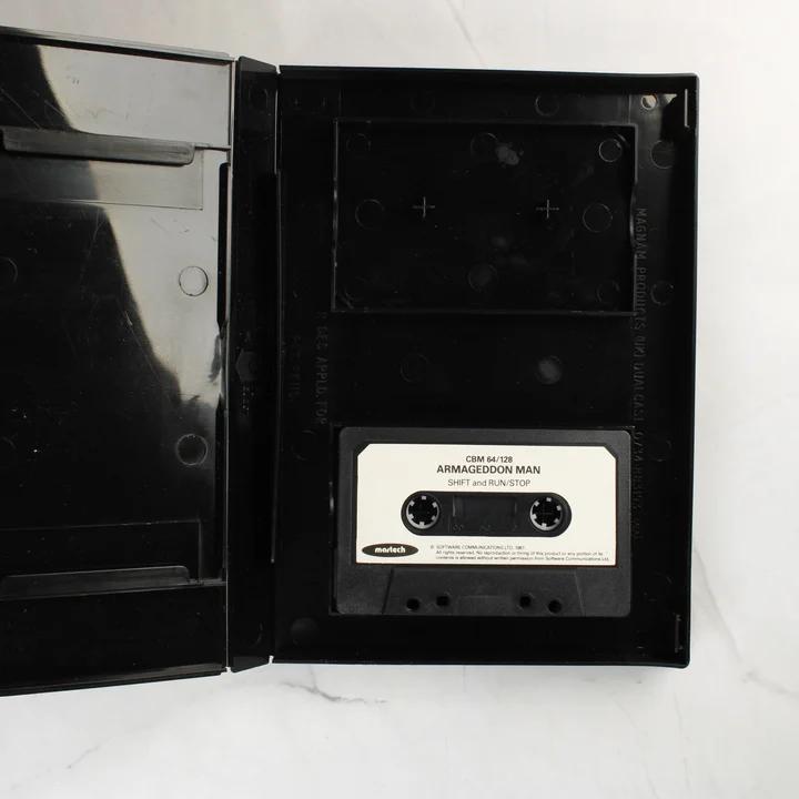 The Armageddon Man Commodore 64 kazetta a nyitott tokban