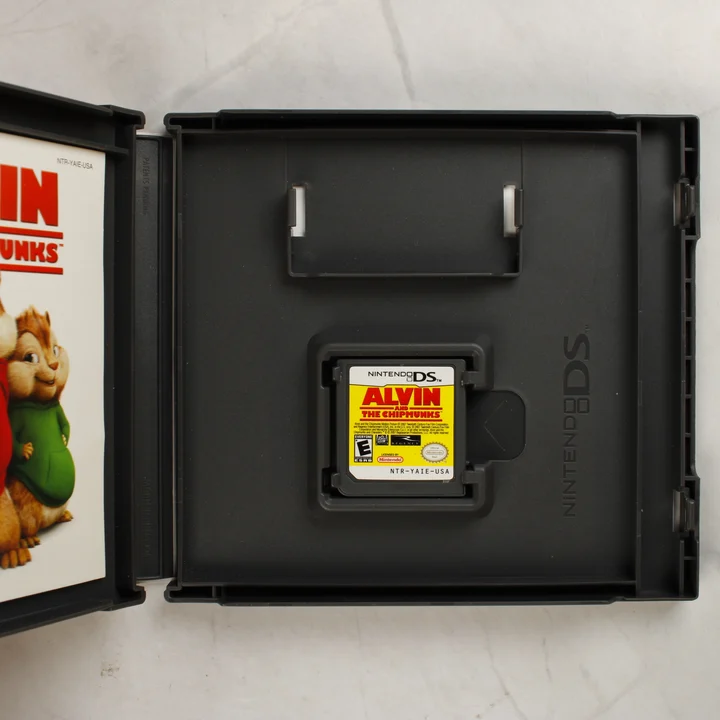 A Nintendo DS tok belseje a játékkazettával és a füzettel