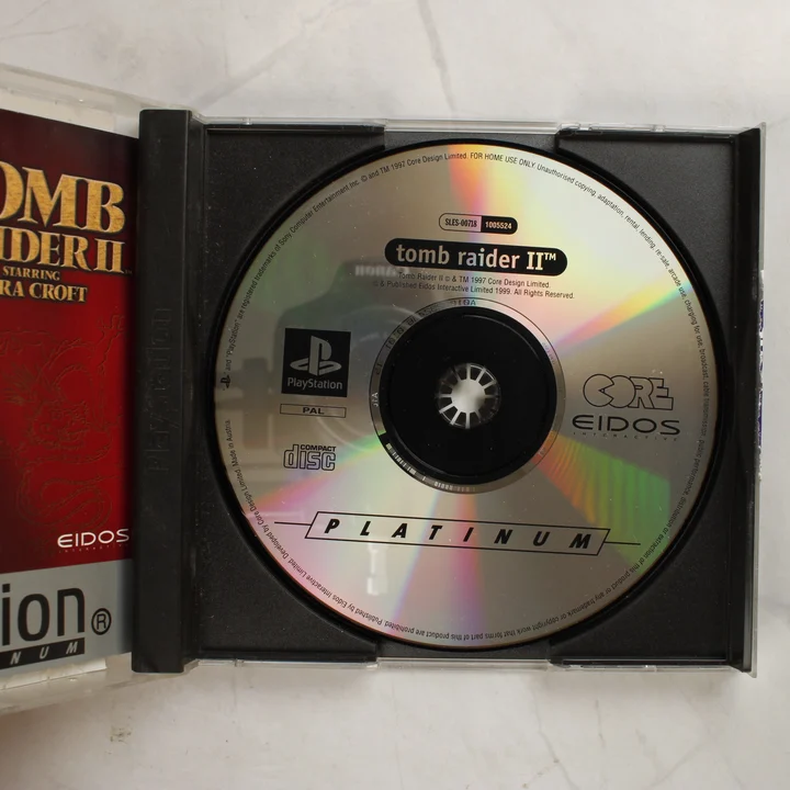 Tomb Raider II PlayStation Platinum CD lemez a nyitott tokban