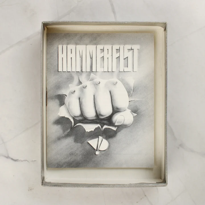 Hammerfist kézikönyv A Hammerfist videójáték fekete-fehér borítójú kézikönyve