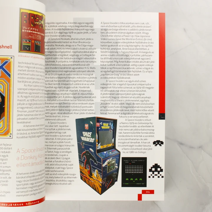 Belső oldal a Pixelhősök könyvből, Space Invaders illusztrációval