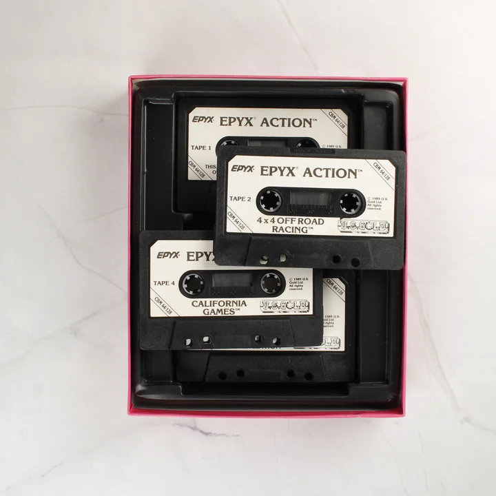 Epyx Action kazetták a nyitott dobozban