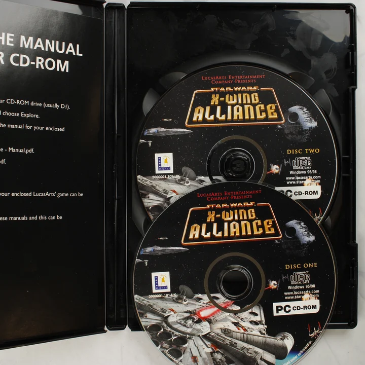 Star Wars X-Wing Alliance lemezek a nyitott tokban Két darab Star Wars X-Wing Alliance CD-ROM lemez a kinyitott tokban