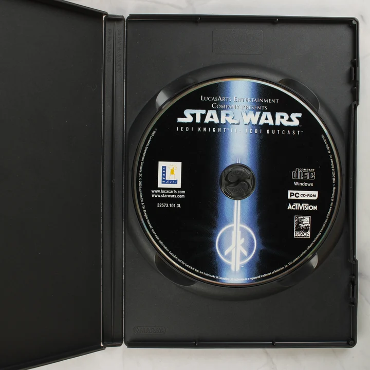 Star Wars Jedi Knight II Jedi Outcast nyitott tok a CD-vel Nyitott fekete műanyag tok a Star Wars Jedi Knight II Jedi Outcast PC CD lemezzel