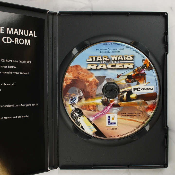 Nyitott tok a Star Wars Episode I Racer CD-ROM lemezzel és kiskönyvvel