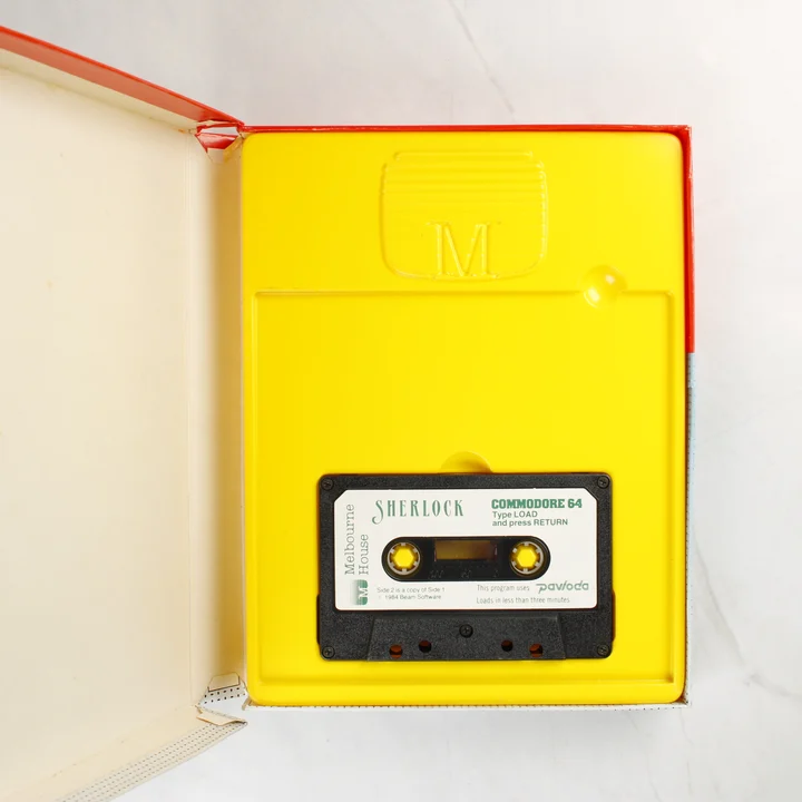 Sherlock magnetofonkazetta a sárga műanyag tartóban