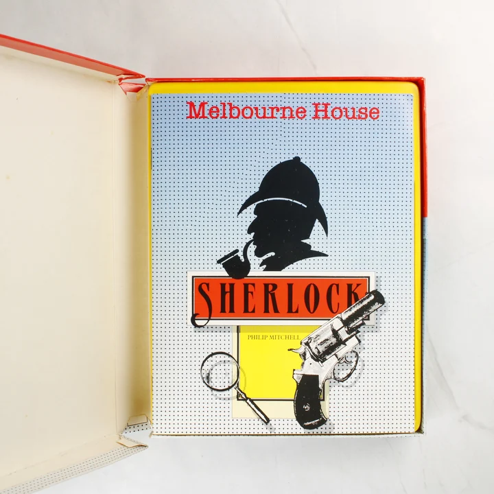 Nyitott Sherlock videójáték doboz a használati útmutatóval