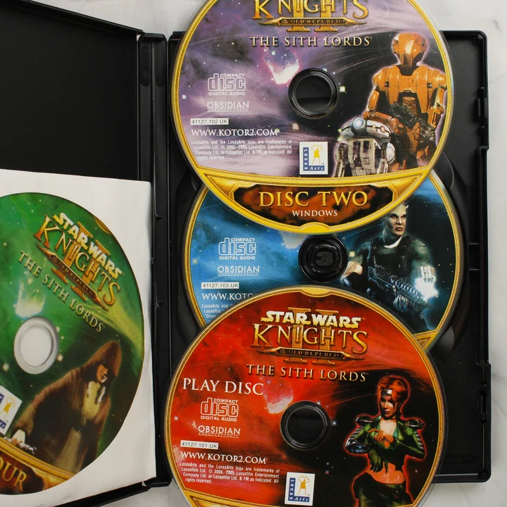 A Star Wars Knights of the Old Republic II négy darab telepítő és játék CD lemeze kinyitott tokban