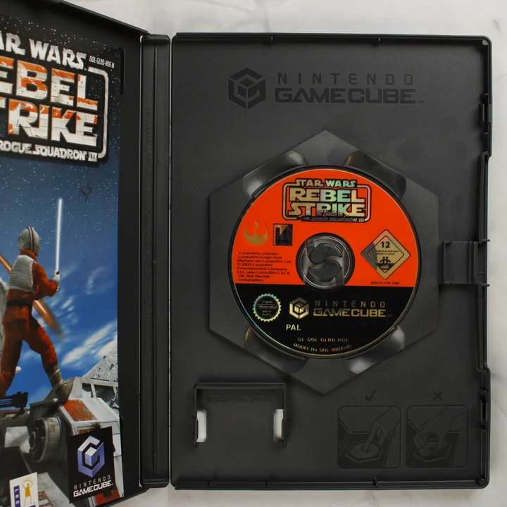 Nyitott tok a GameCube mini DVD lemezzel és a kézikönyvvel