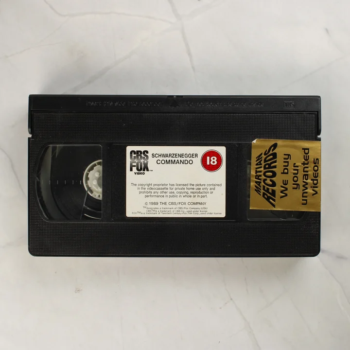 Commando VHS kazetta Fekete Commando VHS videokazetta matricával és címkével