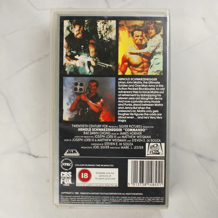 Commando VHS tok hátoldala Commando VHS kazetta hátoldali borítója leírással és vonalkóddal