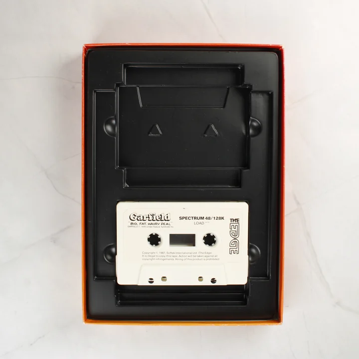 Garfield: Big, Fat, Hairy Deal magnókazetta a belső tálcában