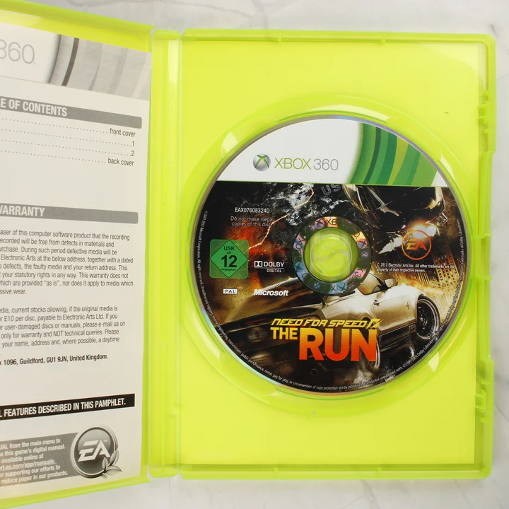 Nyitott tok a Need for Speed The Run Xbox 360 játéklemezzel és a füzettel