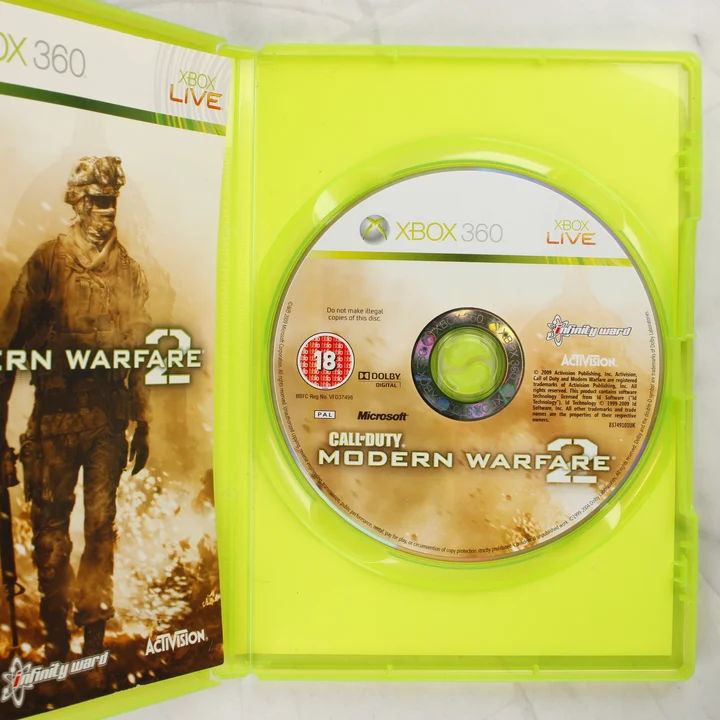 Call of Duty: Modern Warfare 2 nyitott zöld tokja a behelyezett DVD lemezzel