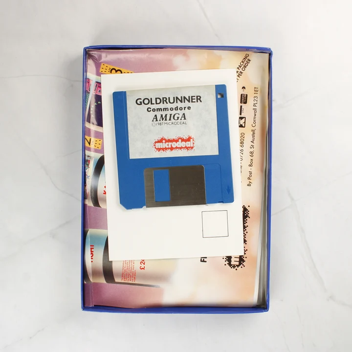 Goldrunner Amiga floppy és tartalom A Goldrunner játék kék floppy lemeze és a doboz tartalma.