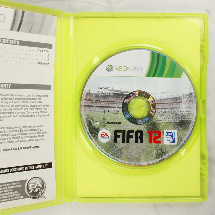 FIFA 12 Special Edition Xbox 360 nyitott tok a lemezzel A felnyitott Xbox 360 műanyag tok a FIFA 12 lemezzel és a füzettel