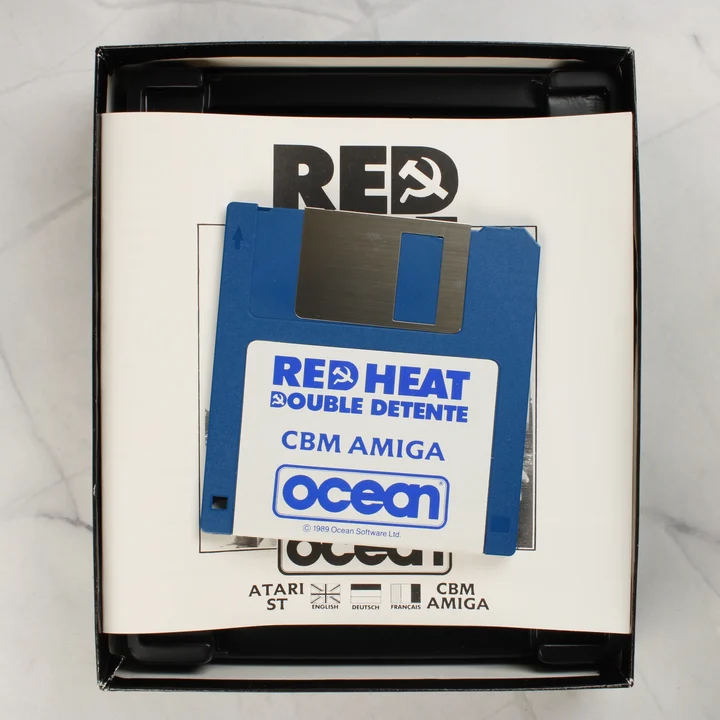 A Red Heat Commodore Amiga floppy lemeze a kézikönyvön és a dobozban