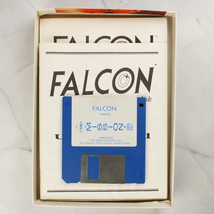 Falcon Mission Disks Vol 1 kék 3,5 colos floppy lemez a használati útmutató felett