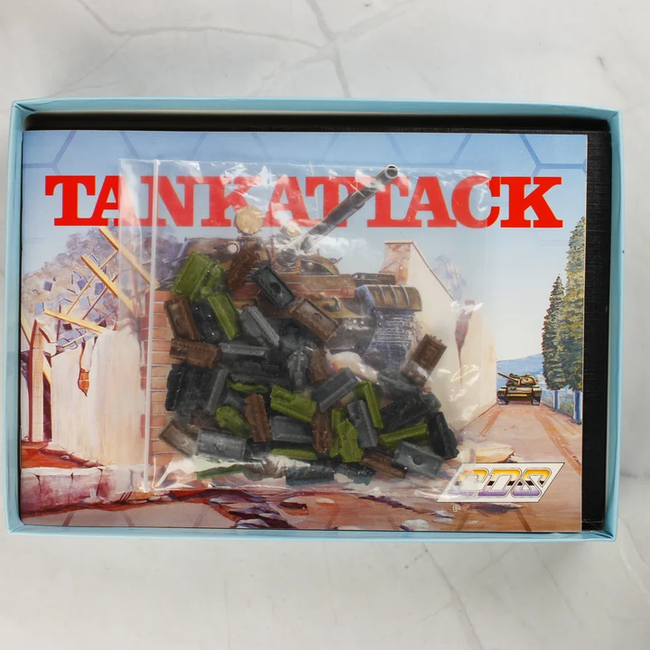 Tank Attack belső tartalom műanyag tankokkal Nyitott játékdoboz a használati útmutatóval és egy zacskó műanyag harckocsi figurával