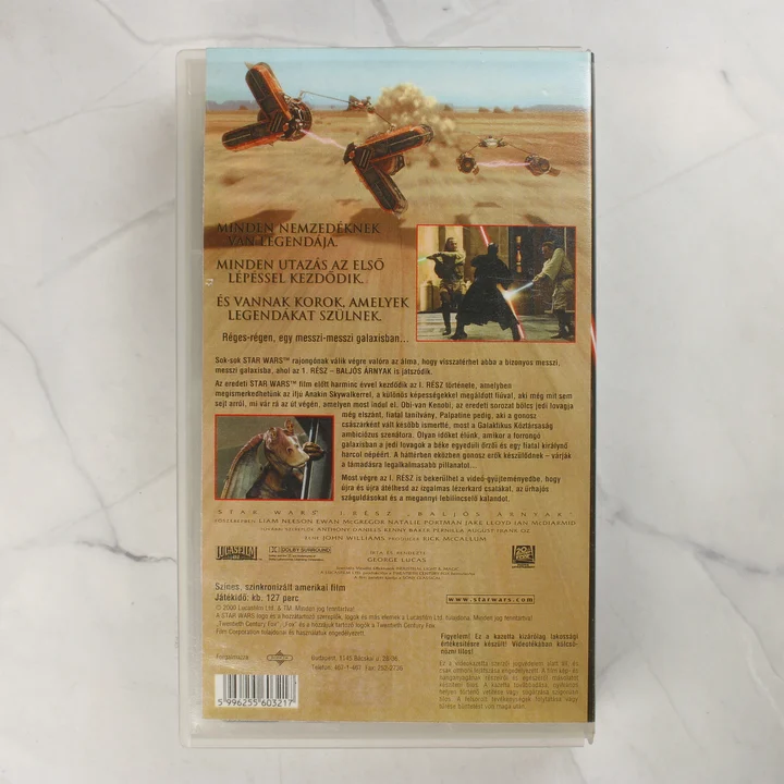 Star Wars I. Rész - Baljós árnyak VHS hátlap Star Wars I. Rész - Baljós árnyak VHS kazetta hátsó borítója adatokkal és vonalkóddal