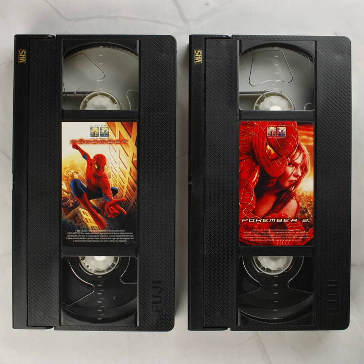 Pókember 1 és 2 VHS kazetták Két darab Fuji márkájú Pókember VHS kazetta címkékkel
