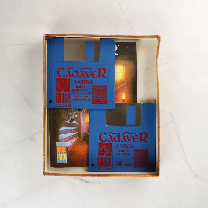 Két kék színű 3,5 colos floppy lemez a Cadaver játékhoz