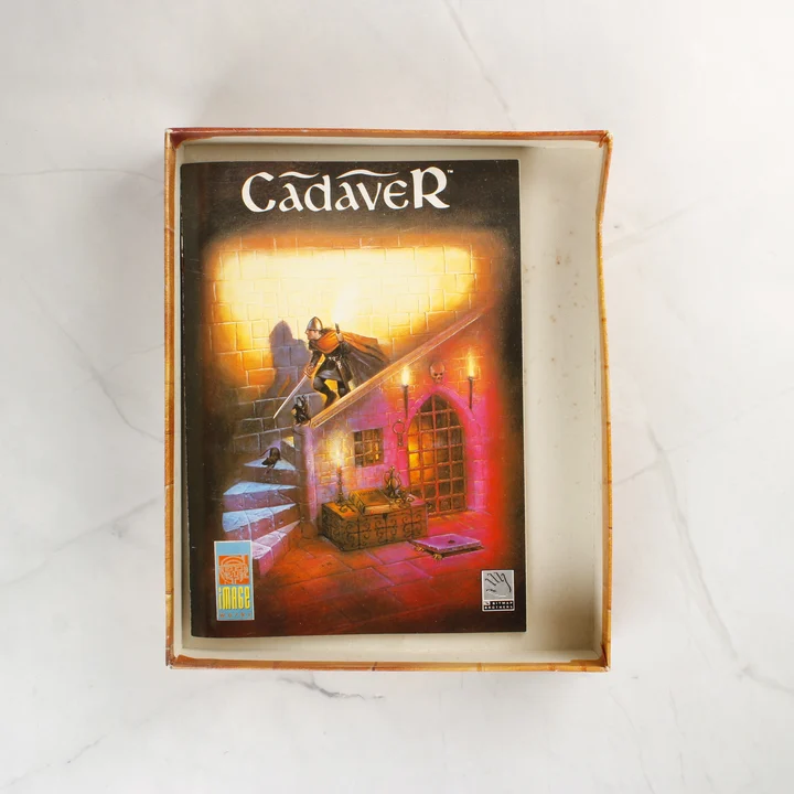 A Cadaver videójáték nyitott doboza a benne lévő kézikönyvvel