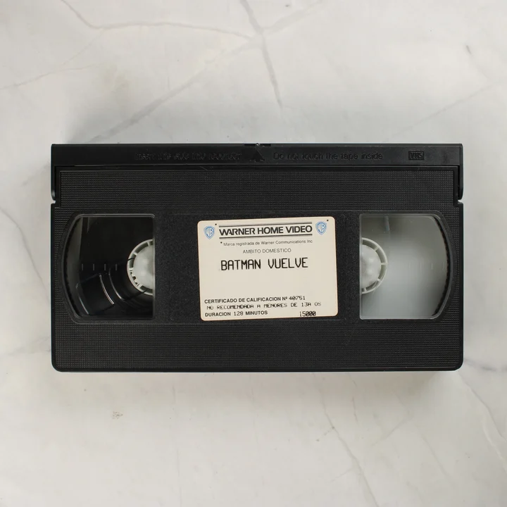 A Batman Vuelve film VHS videókazettája feliratos címkével