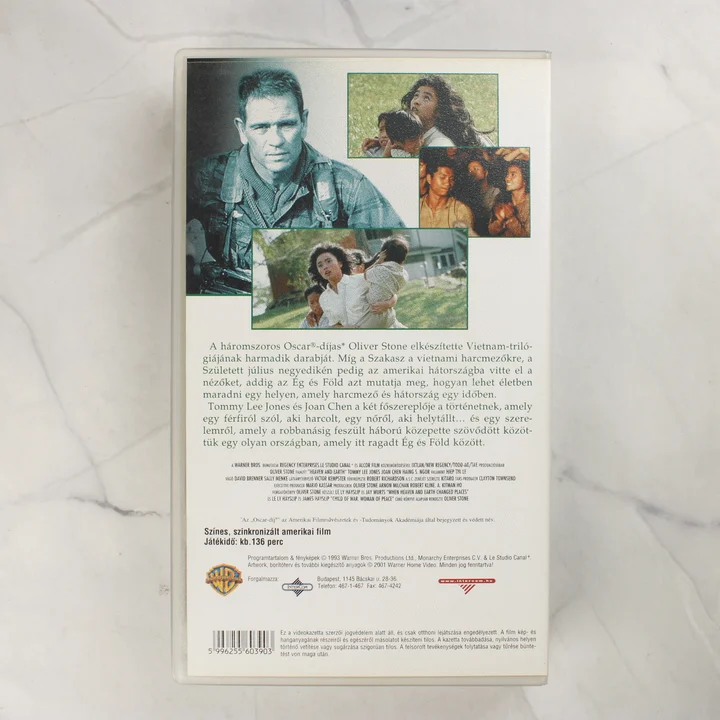 Ég és Föld VHS hátlap Az Ég és Föld című film VHS tokjának hátoldala a leírással