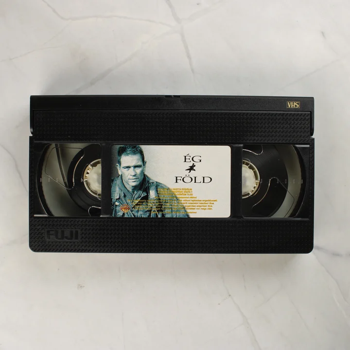 Ég és Föld VHS kazetta Fekete színű Fuji VHS videókazetta Ég és Föld matricával