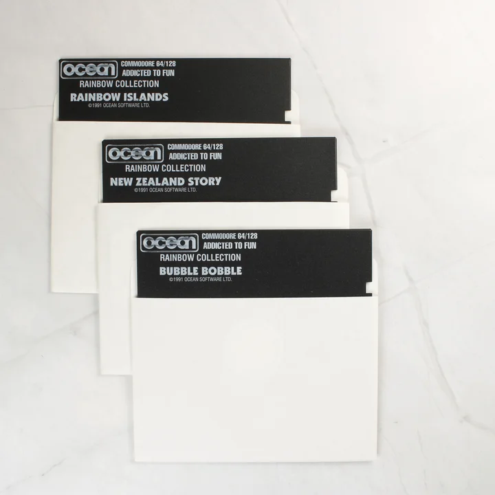 Három darab fekete 5,25 colos floppy lemez fehér papírtokban.