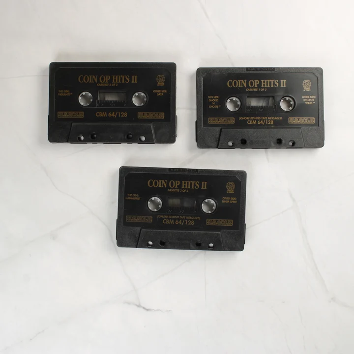 Három darab fekete Commodore 64 kazetta