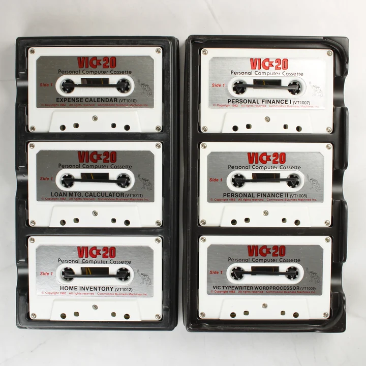 Hat darab Commodore VIC-20 szoftverkazetta fekete tartóban