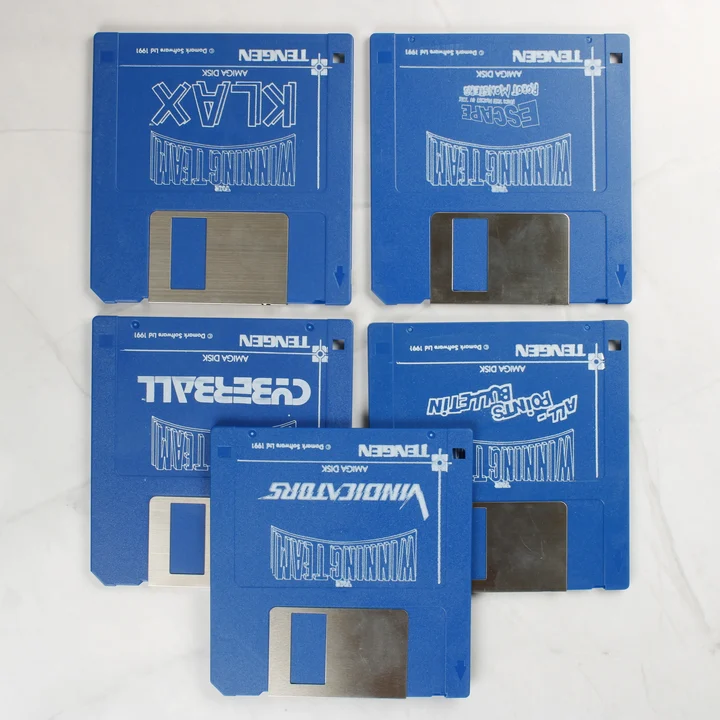Öt darab kék Amiga floppy lemez