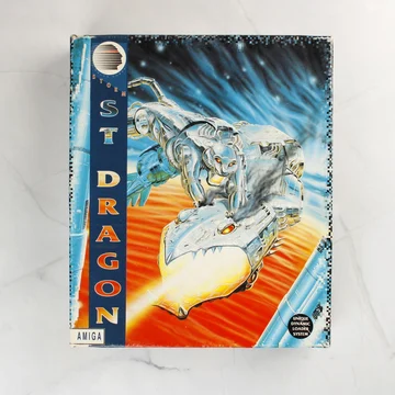 A Saint Dragon videójáték színes, illusztrált dobozának előlapja egy mechanikus sárkánnyal.