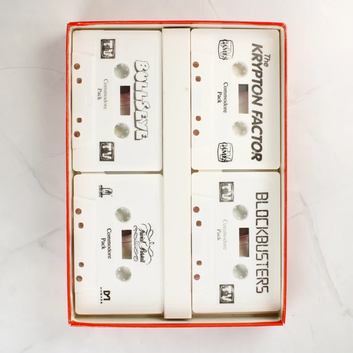 Négy darab fehér Commodore kazetta a dobozban