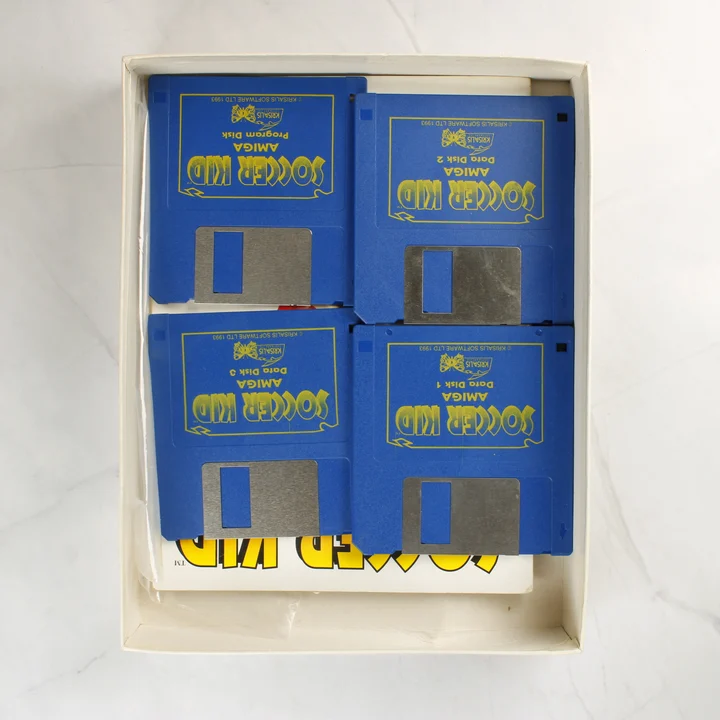 Négy darab kék floppy lemez a Soccer Kid játékhoz