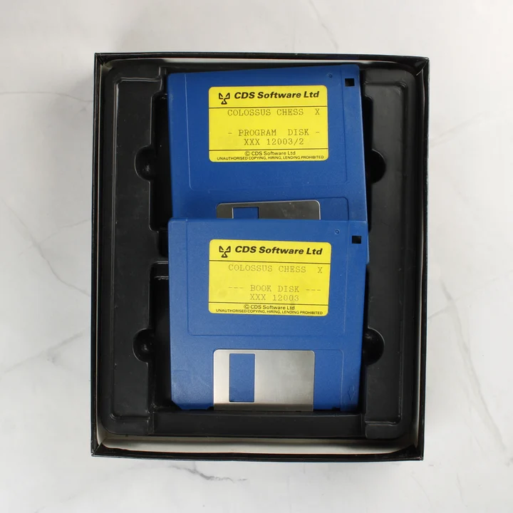 Két kék floppy lemez a Colossus Chess X játékhoz