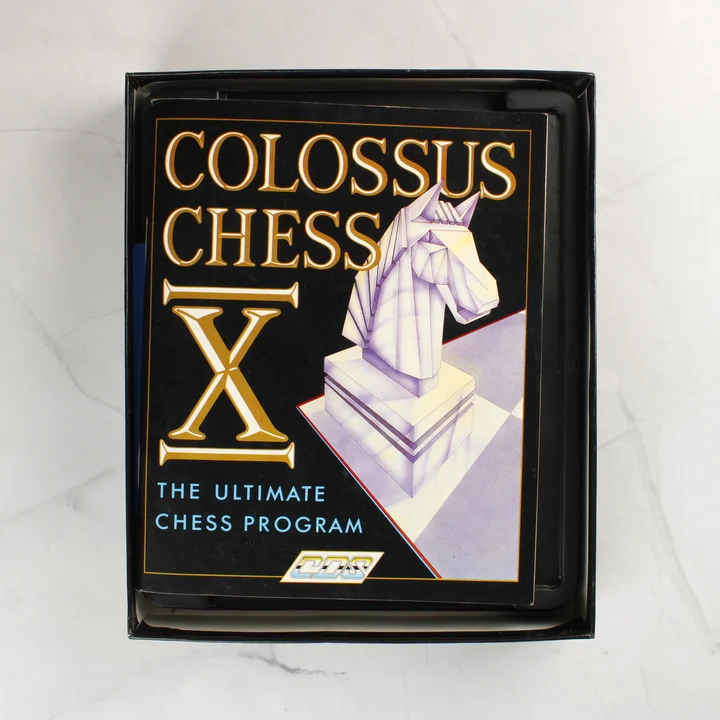 A Colossus Chess X doboza nyitott állapotban a kézikönyvvel
