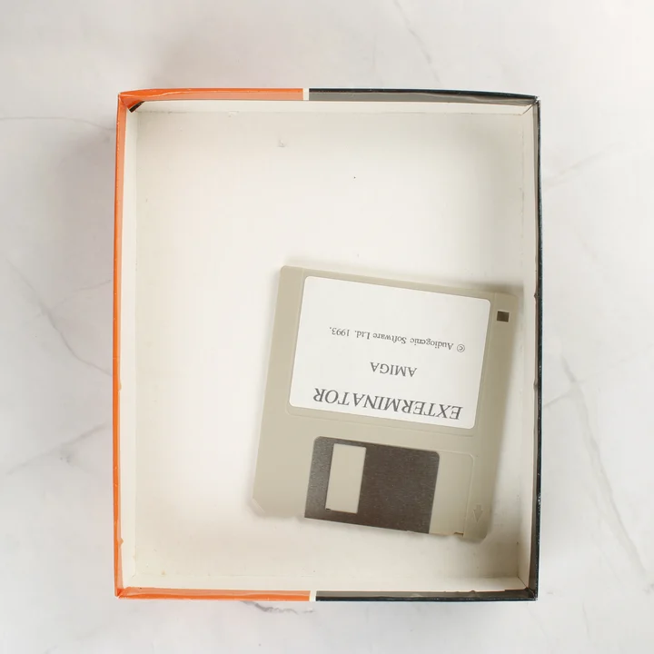 Exterminator floppy lemez a nyitott dobozban