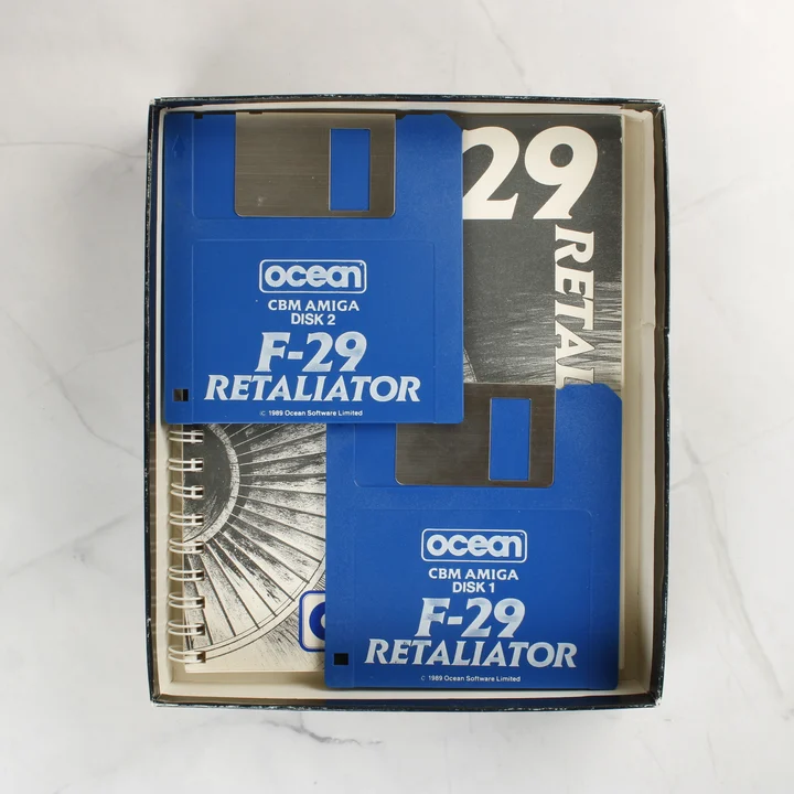 Két kék floppy lemez az F-29 Retaliator játékhoz