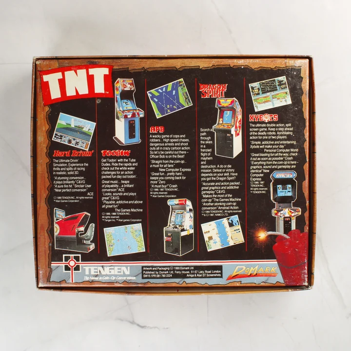 A TNT Amiga videójáték-válogatás dobozának hátoldala a játékok leírásával