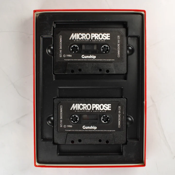 Két fekete Commodore 64 kazetta a doboz belsejében