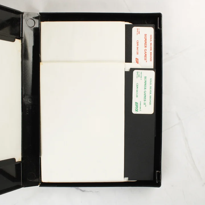 Nyitott tok két floppy lemezzel