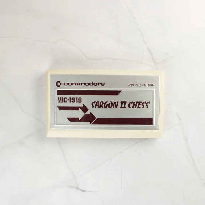 A Sargon II Chess videójáték cartridge-e ezüstszínű címkével